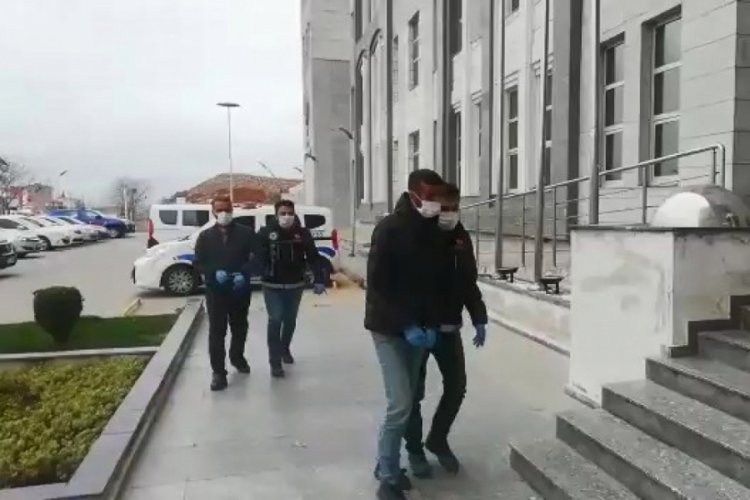Gizli ceplerine esrar zulalayan şahıslar polisten ka&ccedil;amadı