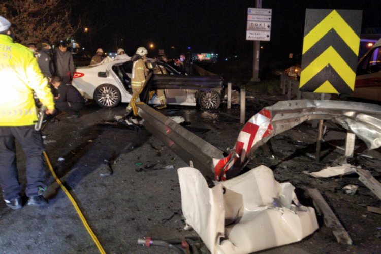 Otomobil bariyerlere &ccedil;arptı: 2'si ağır, 3 yaralı