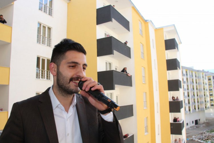Balkondan sitedeki komşularına konser verdiler