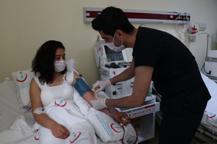 Koronavir&uuml;s&uuml; yenen sağlık&ccedil;ıdan imm&uuml;n plazma bağışı