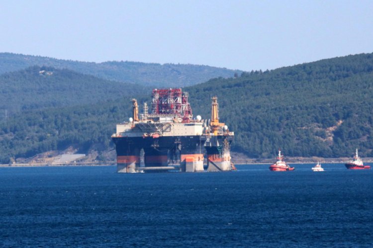 Petrol arama platformu 'Scarabeo 9', &Ccedil;anakkale Boğazı'ndan ge&ccedil;ti