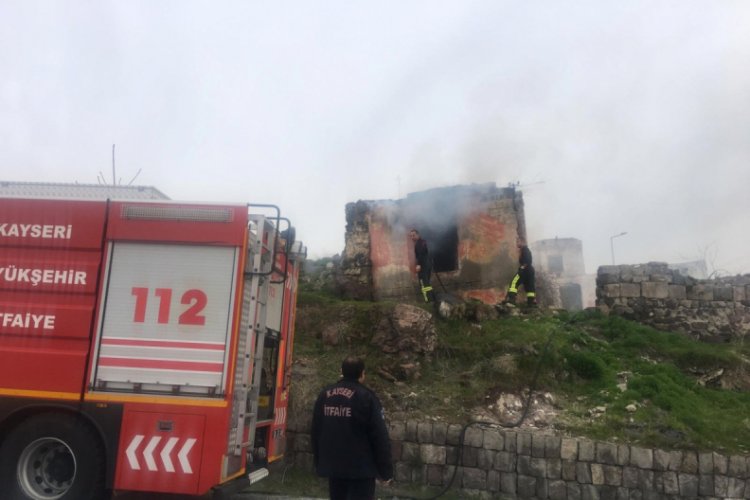 Metruk binada &ccedil;ıkan yangın s&ouml;nd&uuml;r&uuml;ld&uuml;