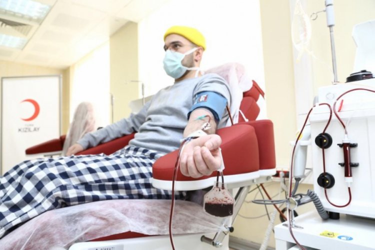 Korona vir&uuml;s&uuml; yenen gen&ccedil; doktordan plazma bağışı