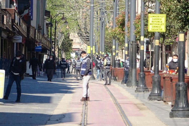 Bursa'da Cumhuriyet Caddesi yaya trafiğine kapatıldı