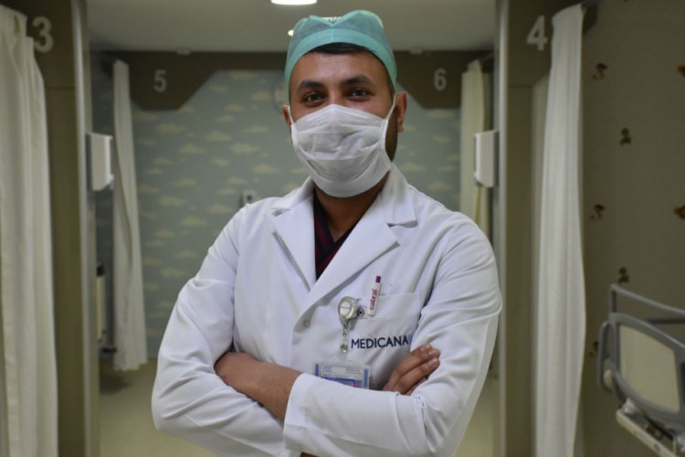Koronavir&uuml;s&uuml; yenen hemşire, g&ouml;revine alkışlarla d&ouml;nd&uuml;