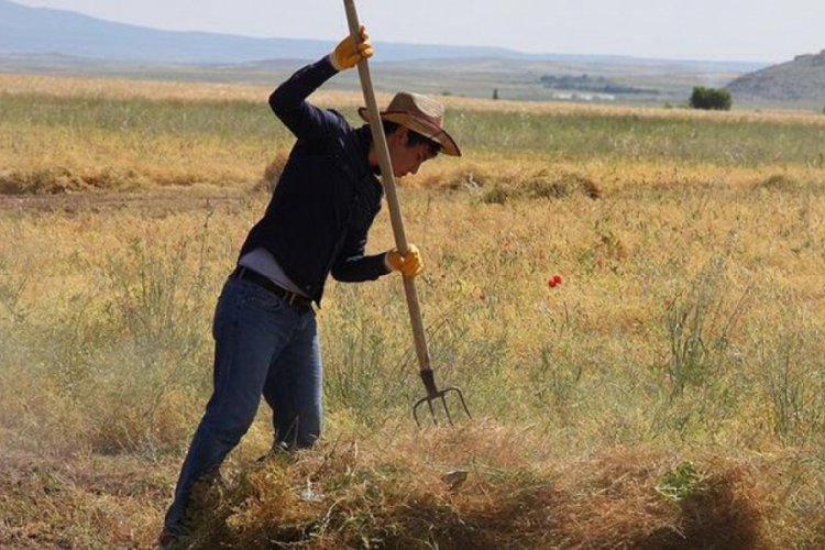 Bakanlıktan tarladaki &ccedil;ift&ccedil;iye koronavir&uuml;se uyarısı