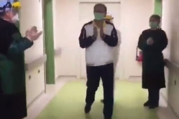 Koronavir&uuml;s&uuml; yenen doktor, alkışlarla taburcu edildi