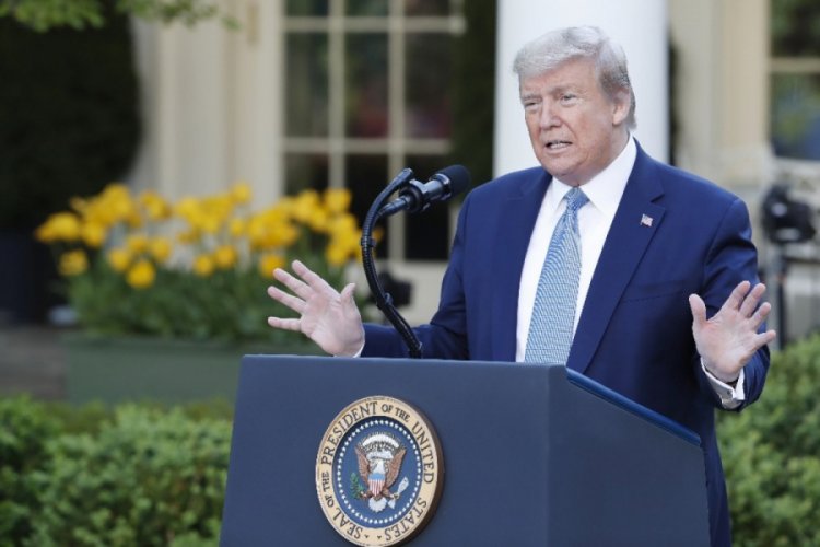 Trump, yardım &ccedil;eklerine kendi ismini yazdırdı