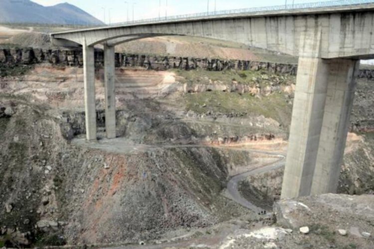 500 metrelik viyad&uuml;kten atladı!