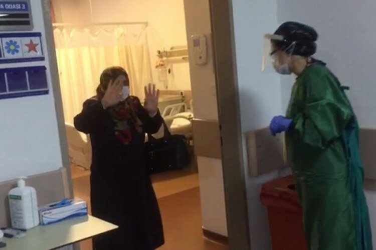 Corona vir&uuml;s&uuml; yenen 5 hasta, alkışlarla taburcu oldu