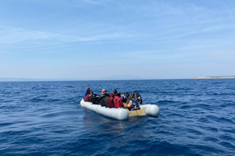 Yunan sahil g&uuml;venliğinin &ouml;l&uuml;me tek ettiği g&ouml;&ccedil;menler kurtarıldı