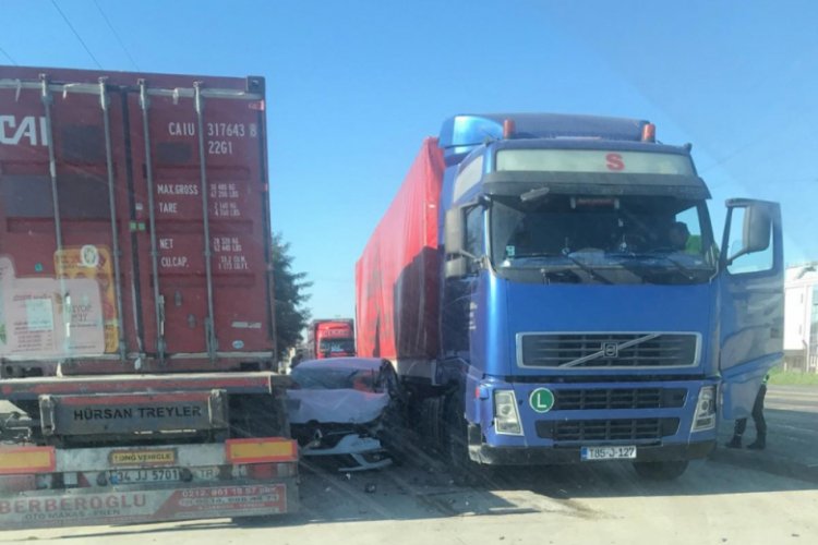 İki tırın arasına giren otomobil hurdaya d&ouml;nd&uuml;: 2 yaralı