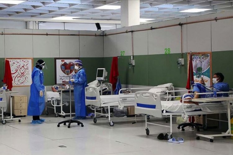 İran'ın Meşhed kentinde yaklaşık 100 sağlık personeli Kovid-19'a yakalandı