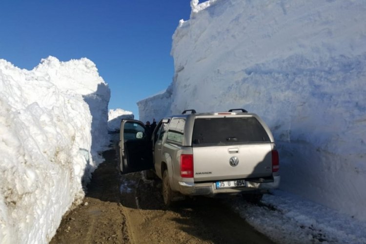 Hakkari'de 5 metreyi bulan karda yol a&ccedil;ma &ccedil;alışması