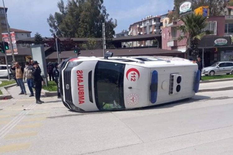 Hatay'da ambulans devrildi: 3 yaralı