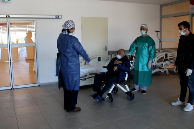 88 yaşında koronavir&uuml;s&uuml; yendi, alkışlarla taburcu edildi