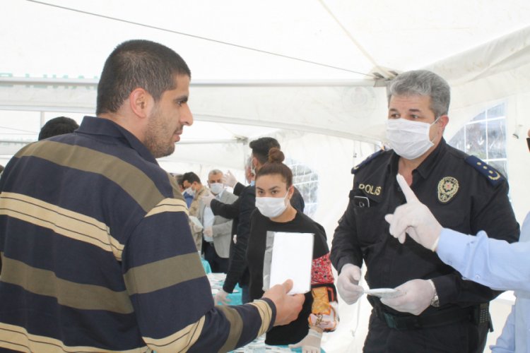 Hatay'da vatandaşlara maske dağıtıldı
