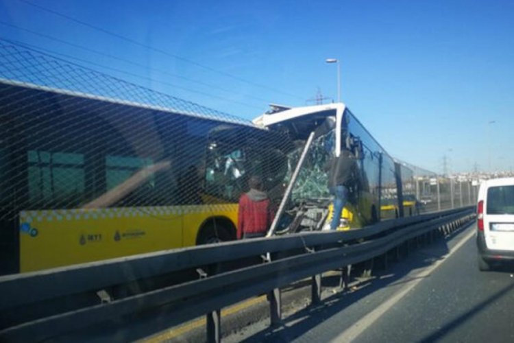 İki metrob&uuml;s kafa kafaya &ccedil;arpıştı!
