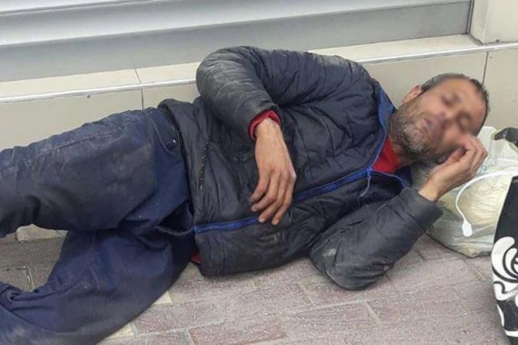 Kolonya i&ccedil;ip, kaldırımda sızdı