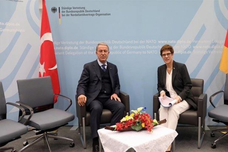 Bakan Akar, Alman mevkidaşı ile telefonda g&ouml;r&uuml;şt&uuml;