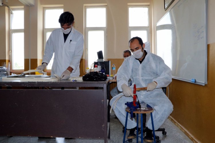 G&ouml;n&uuml;ll&uuml; &ouml;ğretmenler sağlık &ccedil;alışanları i&ccedil;in siperlik &uuml;retiyor