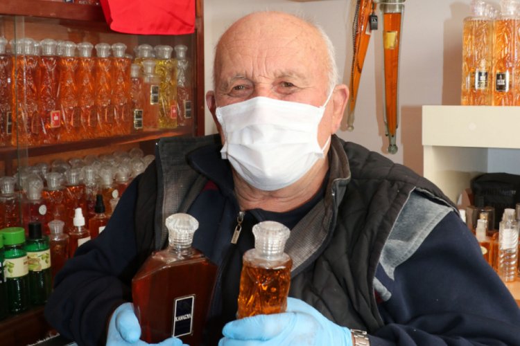 50 yılda biriktirdiği 3 bin şişe kolonyayı dağıtıyor