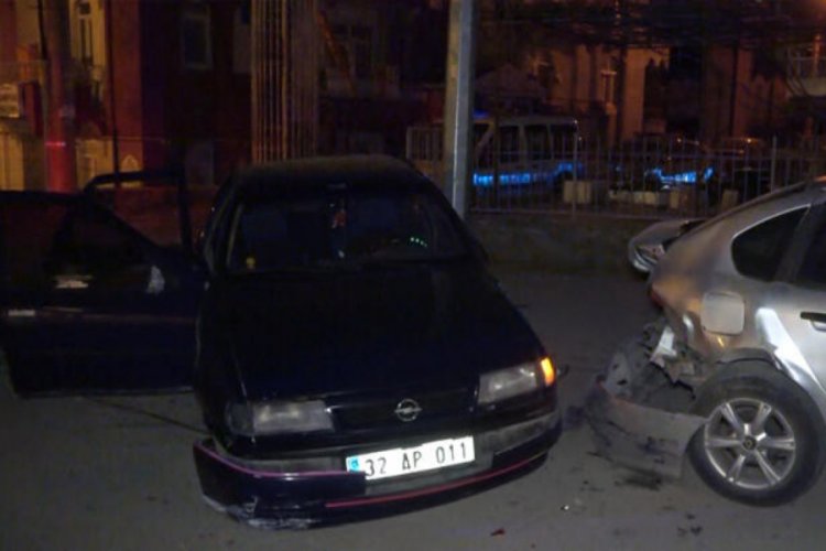 Ehliyetsiz ve alkoll&uuml; s&uuml;r&uuml;c&uuml; park halindeki otomobile &ccedil;arptı