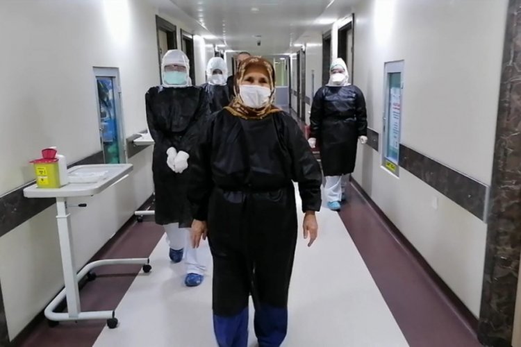 Koronavir&uuml;s&uuml; yenen 82 yaşındaki Cevriye nine alkışlarla taburcu edildi