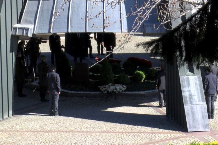 Turgut &Ouml;zal'a koronavir&uuml;s &ouml;nlemleri kapsamında anma