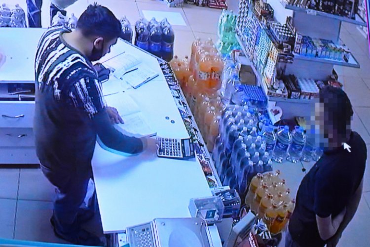 Mahallelinin veresiye defterindeki 7 bin liralık borcunu &ouml;dedi