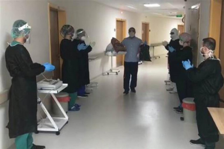 Korona tedavisi g&ouml;ren 93 ve 63 yaşlarındaki iki hasta taburcu oldu