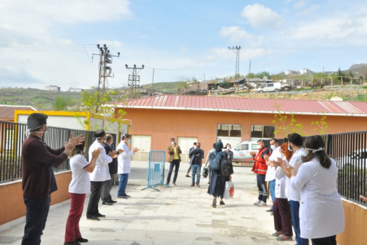 Korona vir&uuml;s&uuml; yenen 9 hasta alkışlarla taburu oldu