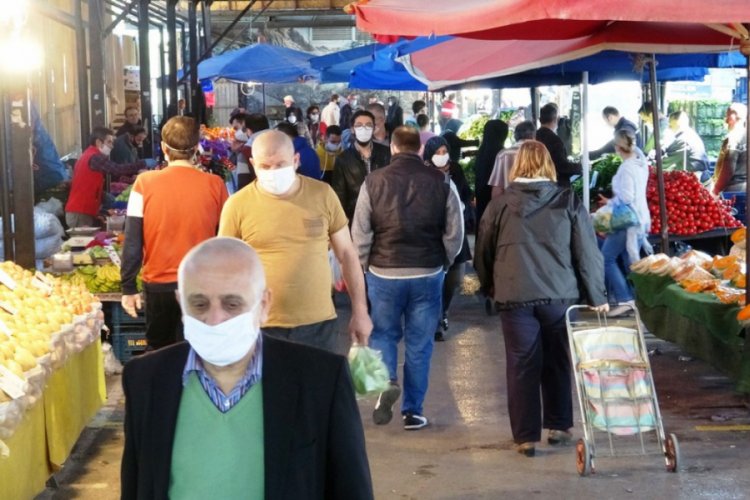 Bursalılar sokağa &ccedil;ıkma yasağı &ouml;ncesi pazarları doldurdu