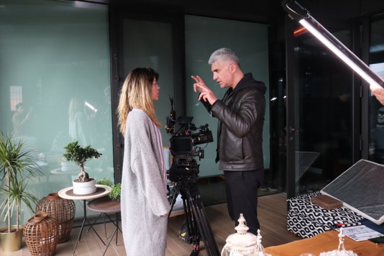 &Ouml;zcan Deniz evini film setine &ccedil;evirdi