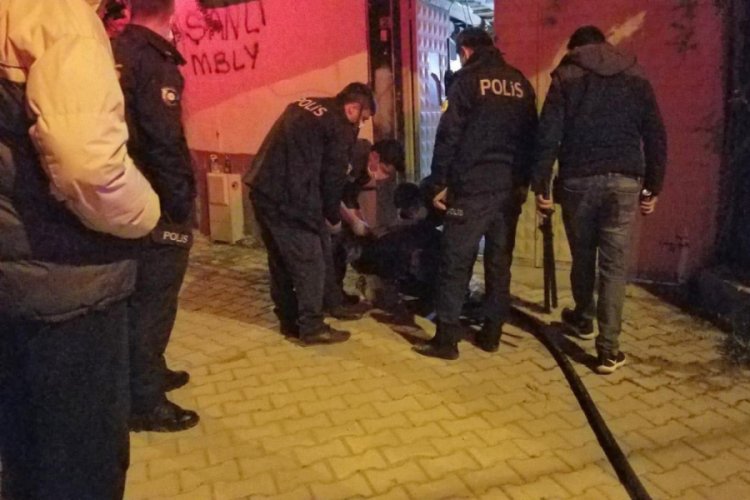 Polis ve itfaiyeye saldıran 3 kişiye sosyal mesafeyi ihlalden para cezası