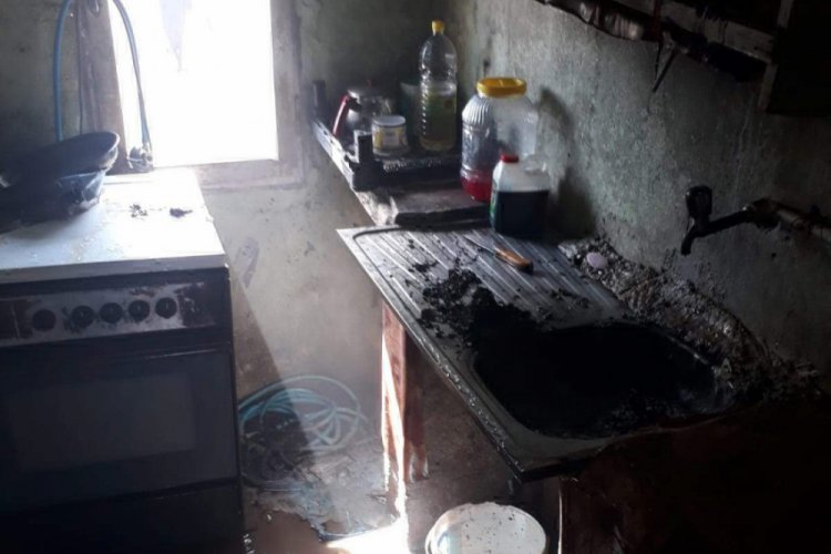Kundaklanan ev kullanılmaz hale geldi