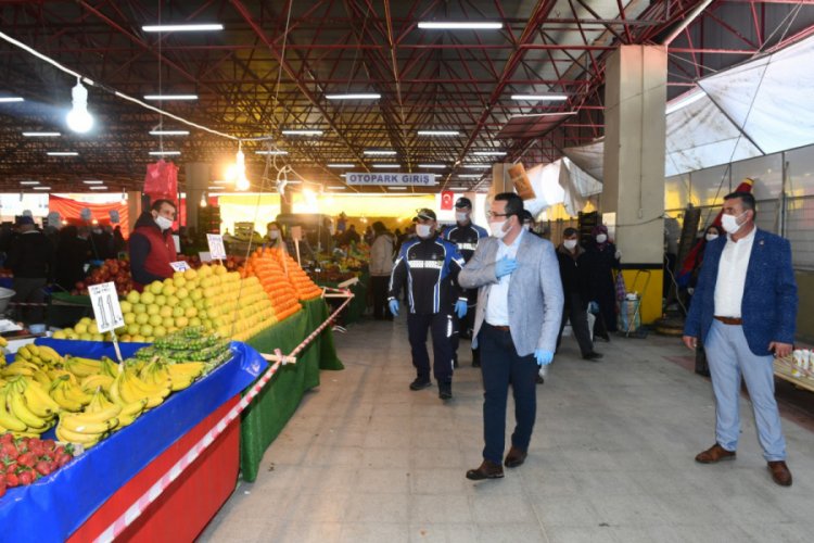 Bursa Mustafakemalpaşa'da Başkan'dan pazar yerinde sosyal mesafe denetimi