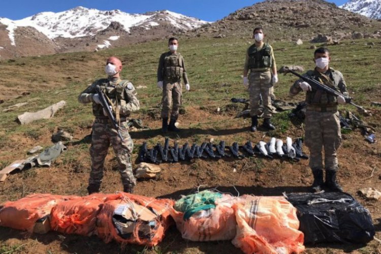 MSB: Hakkari- Şemdinli sınırında 16 t&uuml;fek ve ka&ccedil;ak sigaralar ele ge&ccedil;irildi