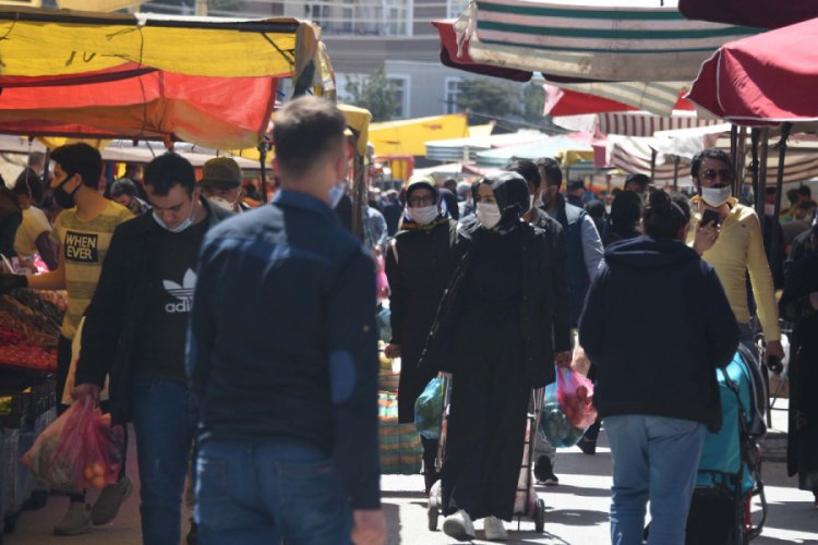 Sokağa &ccedil;ıkma yasağı &ouml;ncesi, pazar ve sokaklarda yoğunluk