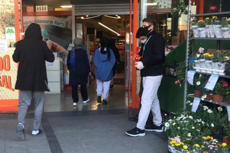 Market &ouml;n&uuml;nde kuyruklar oluştu