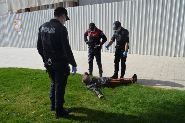 Yaşlı adam polisi &ccedil;ileden &ccedil;ıkardı, d&ouml;n&uuml;p dolaşıp aynı yere geldi