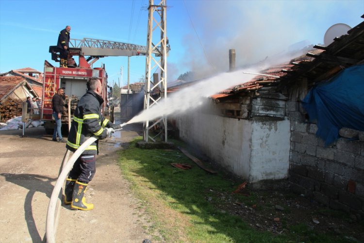 Yangın &ccedil;ıkan ev ile trakt&ouml;r kullanılamaz hale geldi