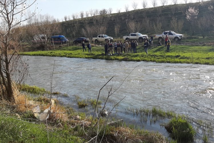 Nehre giren gen&ccedil; boğuldu