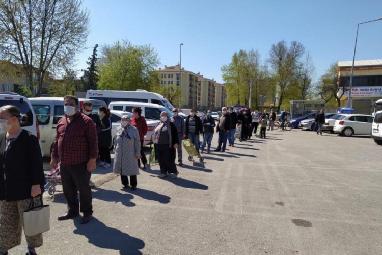 Bursa'da semt pazarlarında korona vir&uuml;s denetimi