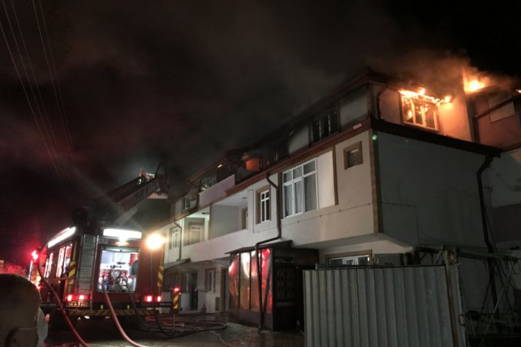 3 katlı evin &ccedil;atı katı alev topuna d&ouml;nd&uuml;