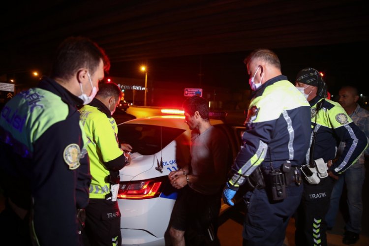 Arka lastikleri olmayan otomobille trafikte seyretti