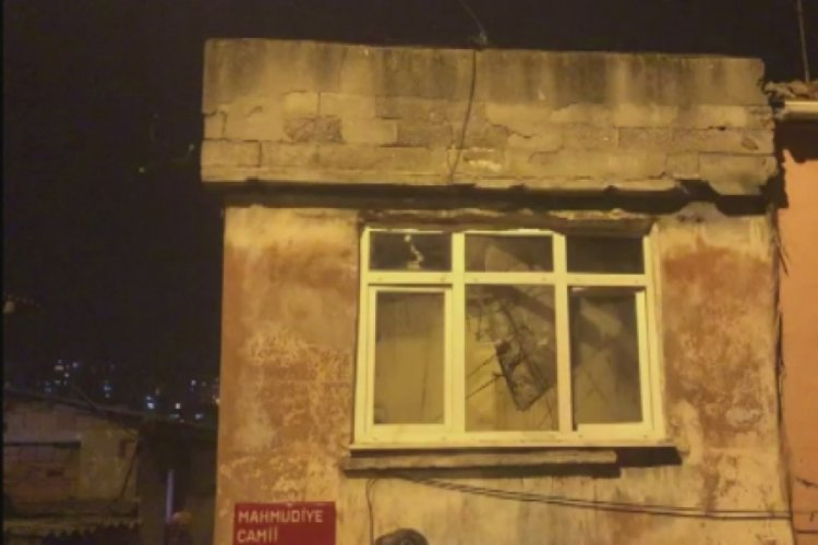 Bir evin &ccedil;atısı &ccedil;&ouml;kt&uuml;, facianın eşiğinden d&ouml;n&uuml;ld&uuml;
