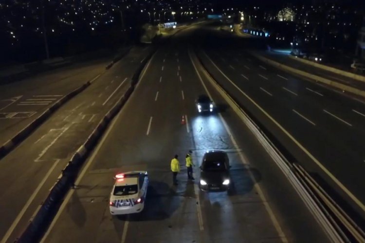 Sokağa &ccedil;ıkma yasağıyla birlikte İstanbul'da polis denetimlere başladı