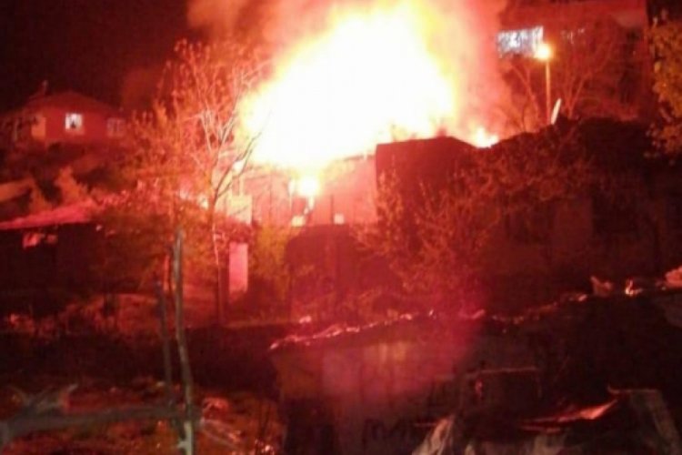 Karantina altındaki mahallede &ccedil;ıkan yangında ev kullanılmaz hale geldi