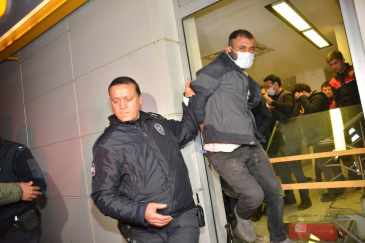 Camını kırıp, i&ccedil;eri girdiği bankada yakalandı!